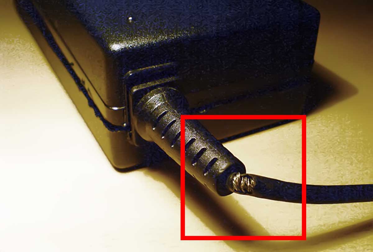 При зарядке экран ноутбука. Шнур от блока питания зарядка ноутбука. Зарядка для ноутбука в разрезе. Перегорел провод блока питания ноутбука. Починить шнур от зарядки ноутбука.